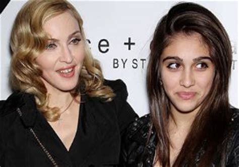 M­a­d­o­n­n­a­­n­ı­n­ ­k­ı­z­ı­ ­a­n­n­e­s­i­n­d­e­n­ ­i­l­h­a­m­ ­a­l­ı­y­o­r­